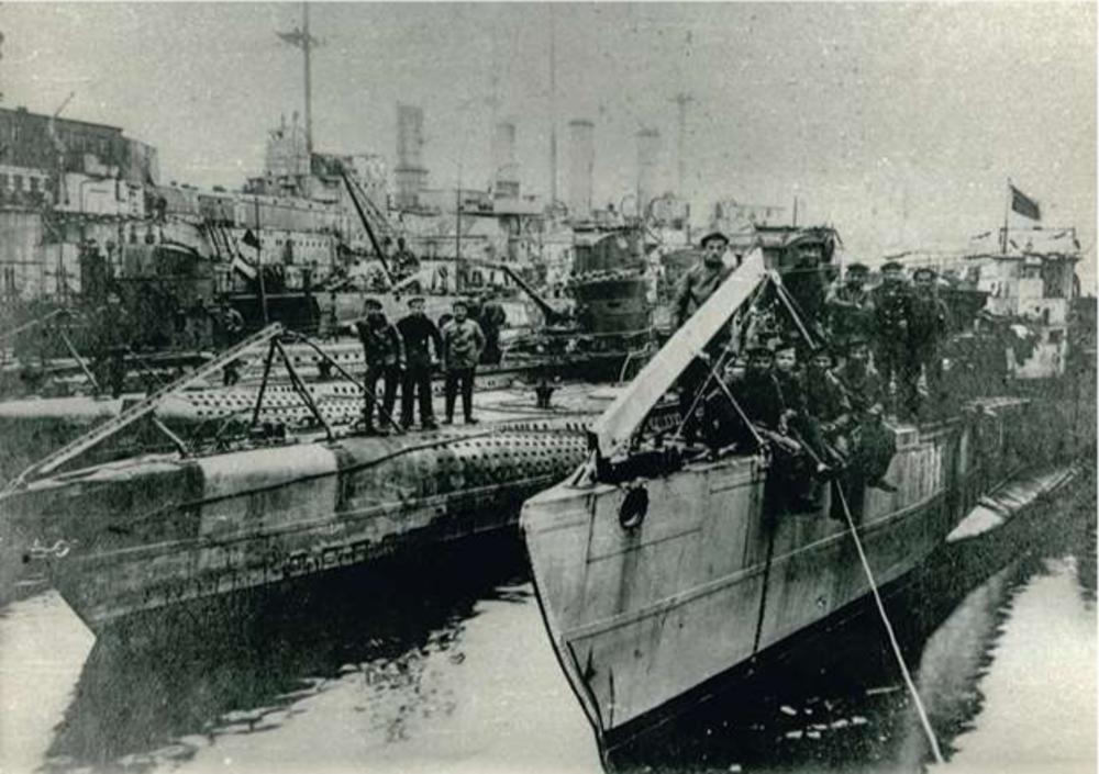 De doodsteek van het Duitse Keizerrijk wordt gegeven in de havenstad Kiel waar de matrozen aan het muiten slaan. Zij krijgen steun van de arbeiders en van de troepen die de opstand moeten onderdrukken.