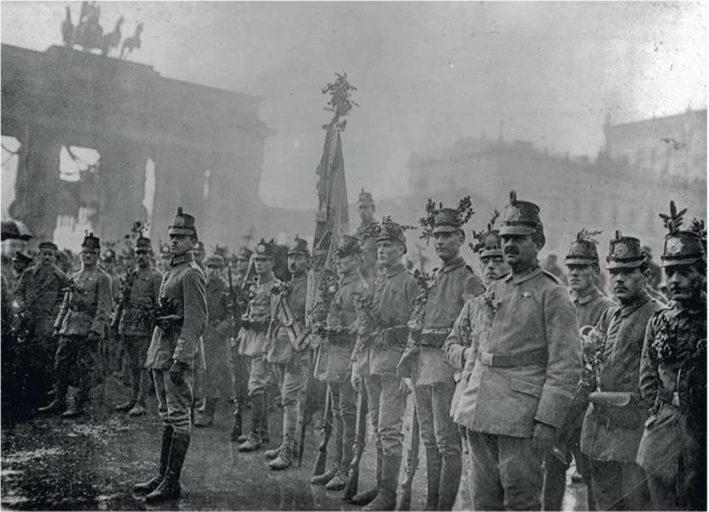 Ondanks de nederlaag en de grote verlatenheid als gevolg daarvan, worden de Duitse troepen als helden ontvangen. In Berlijn groet de kersverse Duitse president Ebert 'zij die onoverwonnen van het slagveld terugkeren'.