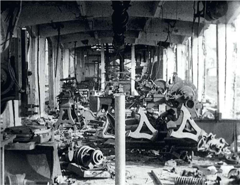 Terugtrekkende Duitse troepen trekken een spoor van vernieling door België. In Brugge hebben ze de machines van La Brugeoise stukgeslagen.