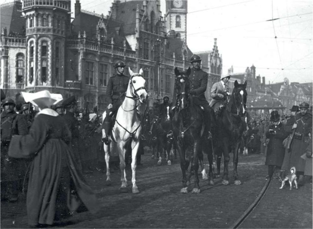 Kroonprins Leopold (wit paard), koning Albert en koningin Elisabeth worden feestelijk onthaald door de Gentse bevolking op 13 november 1918..