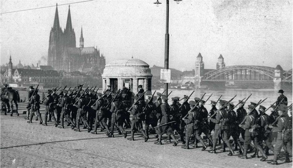 Keulen, 8 januari 1919: Britse grenadiers van de 2nd Army steken de Rijn over om de zone tussen Bonn en Düsseldorf te gaan bezetten.