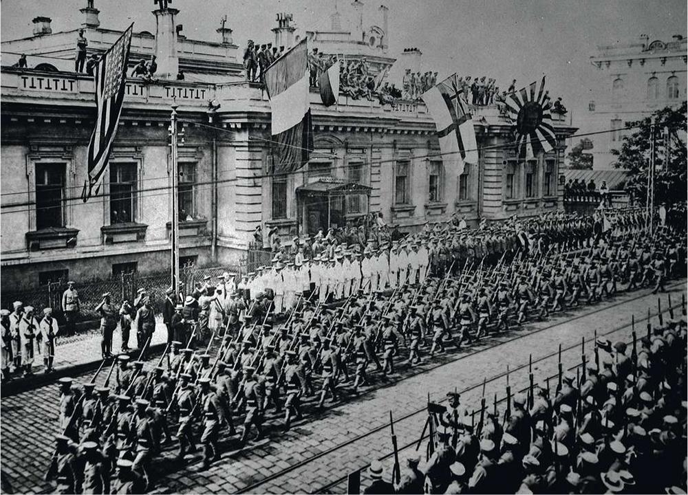 Aankomst van de Japanse troepen in Vladivostok, april 1918. Zij zijn niet de enige buitenlandse legers die zich moeien in de Russische burgeroorlog. Ook de Amerikanen, de Britten en de Fransen sturen eenheden naar Rusland.