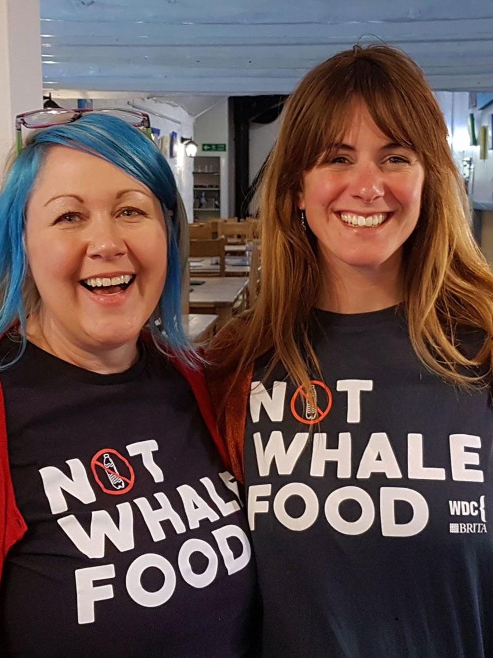 Lisa Farley en Katie Dyke van het Whale and Dolphin Centre