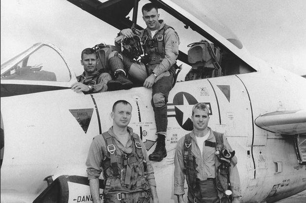 John McCain (rechtsonder) met zijn squadron in 1965.