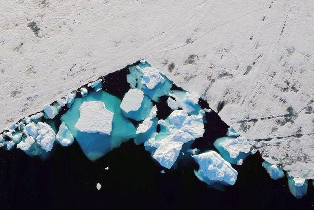 Ijsbergen splitsen af van gletsjers door de opwarming van de zee bij Groenland, 18 juni 2018 