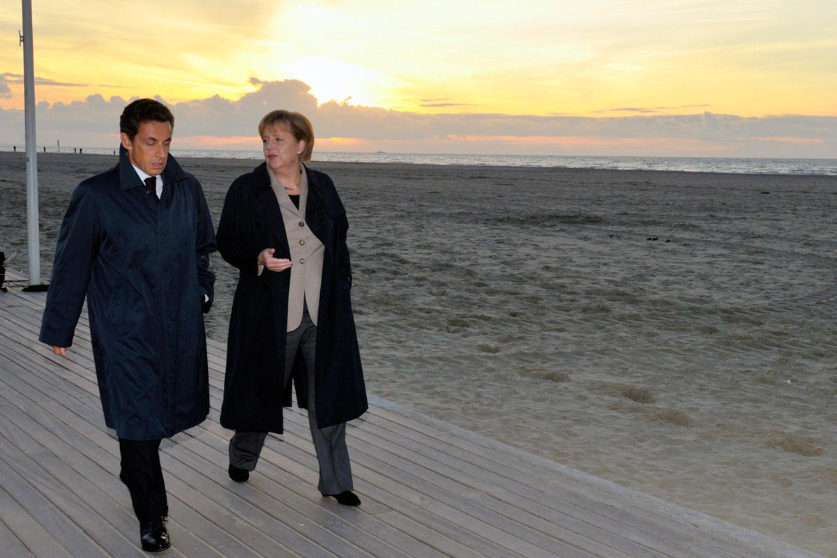 Nicolas Sarkozy en Angela Merkel in Deauville in 2010