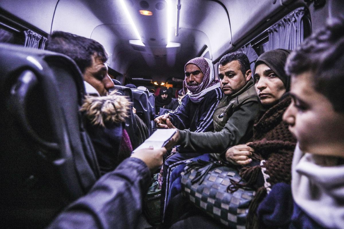 ZIEKENBUSJE. De ngo Basmat Amal brengt Syrische gewonden over naar Turkije voor medische zorg.