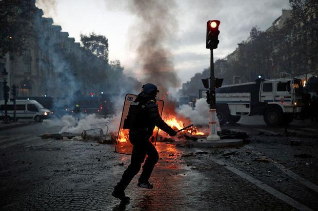 Een politieman tijdens de acties in Parijs, 24 november 2018.