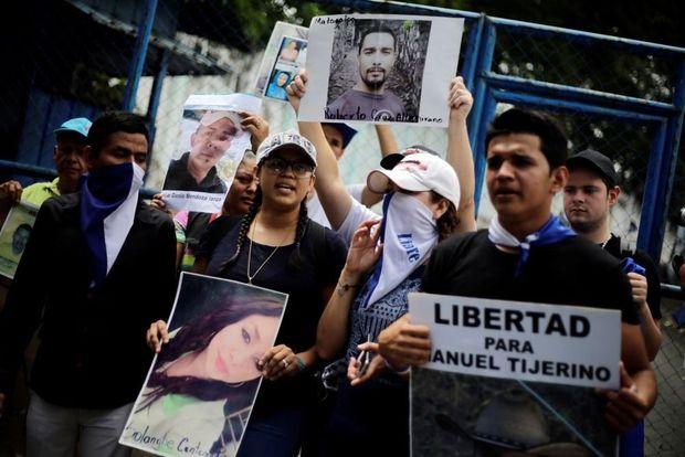 Familieleden en vrienden vragen de vrijlating van betogers die zijn opgepakt bij protesten tegen de Nicaraguaanse president Daniel Ortega, Managua, 2 juli 2018 