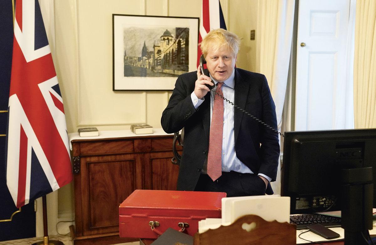 Boris Johnson De strategie van de Britse premier - inzetten op groepsimmuniteit - eiste een te hoge tol.