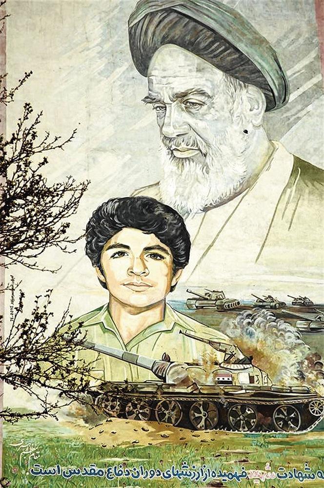 Mohammad Hossein Fahmideh, 13, dook in 1980 met een granaat onder een Iraakse tank. 'De Iraanse leider Khomeini heeft zijn dood gerecupereerd.'