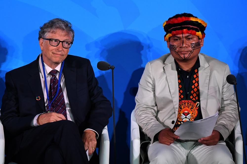 Tuntiak Katan naast Bill Gates in New York.
