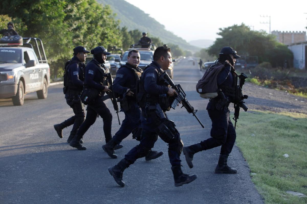 Politieagenten tijdens een operatie in de Mexicaanse deelstaat Michoacán. 