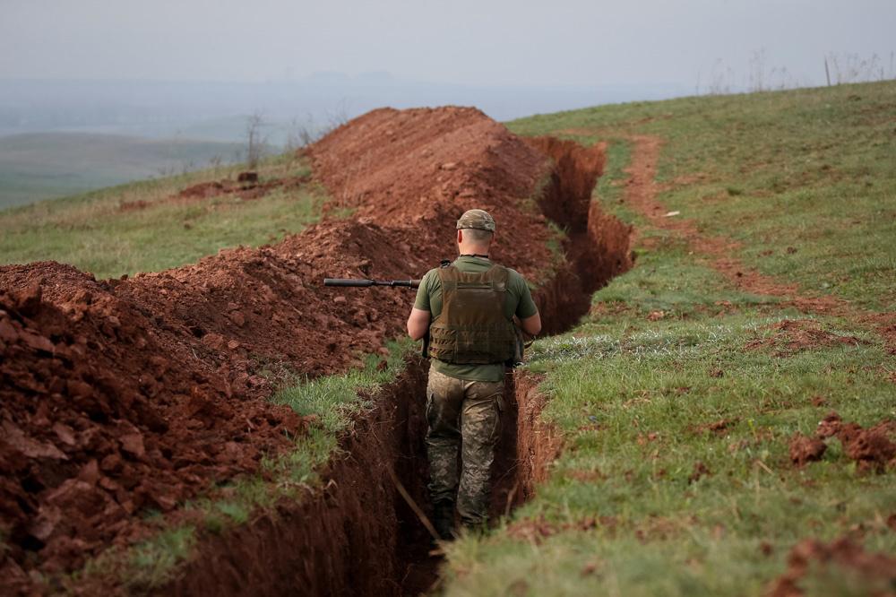 Een Oekraïense soldaat aan de frontlijn in het Oosten van het land