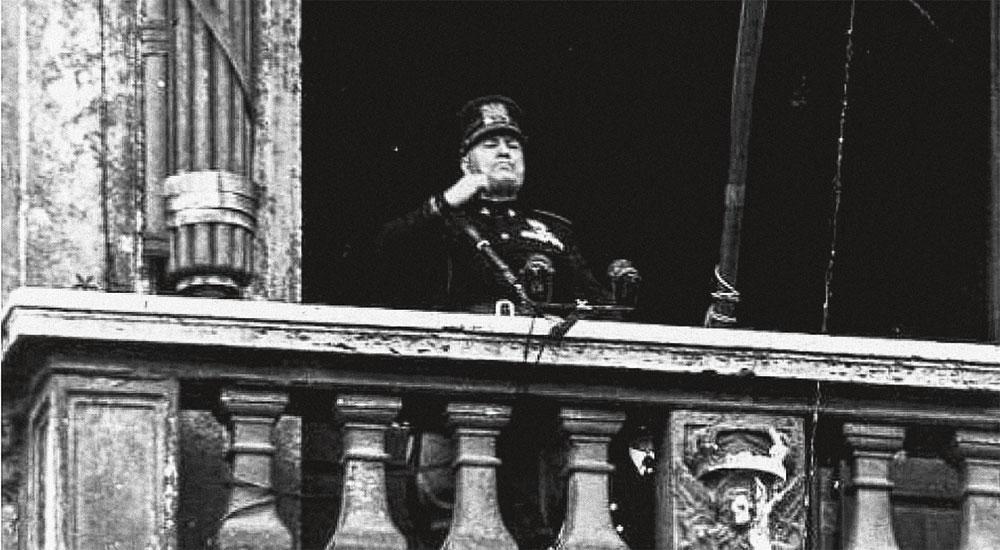 DÉJÀ VU Matteo Salvini speecht op hetzelfde balkonnetje in Forlì als Benito Mussolini in 1944. 'Ik ga staan waar ik wil.'