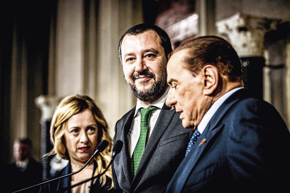 MET SILVIO BERLUSCONI De personalisering van de politiek door Berlusconi legde de basis voor het populisme dat Italië in zijn greep heeft.