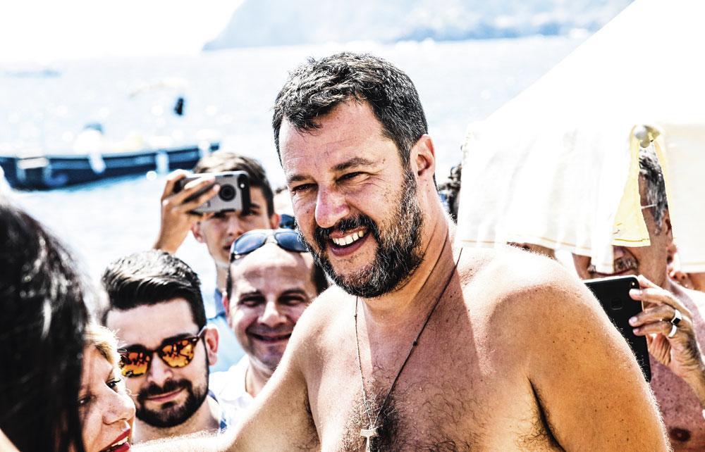 STRANDTOUR Iedereen mag met Salvini op de foto. Voor iedereen heeft hij een praatje, een vriendelijk woord, een aanraking.