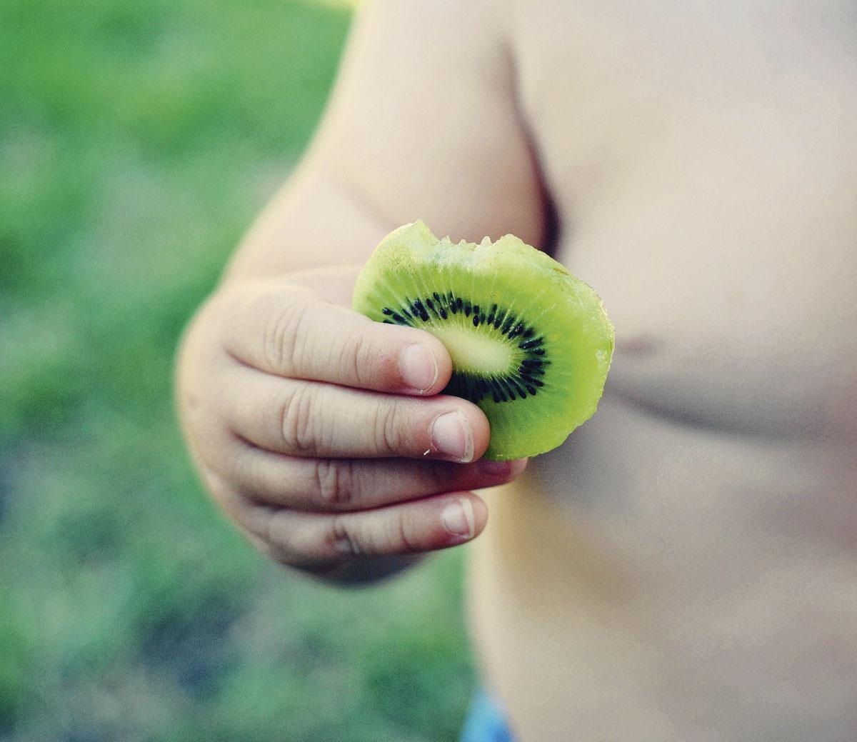 Voedselallergieën die niet het gevolg zijn van een andere allergie - primaire voedselallergieën dus - duiken vooral op jonge leeftijd op. De klassieke toppers zijn nog altijd koemelk- en ei-allergie. 'Maar er komen ook 'nieuwe' allergieën bij', zegt Ebo. 'Eenvoudigweg omdat het voedingspatroon verandert. Vroeger zagen we zelden jonge kinderen met een kiwi-allergie, omdat in de fruitpap van toen zelden kiwi zat.'
