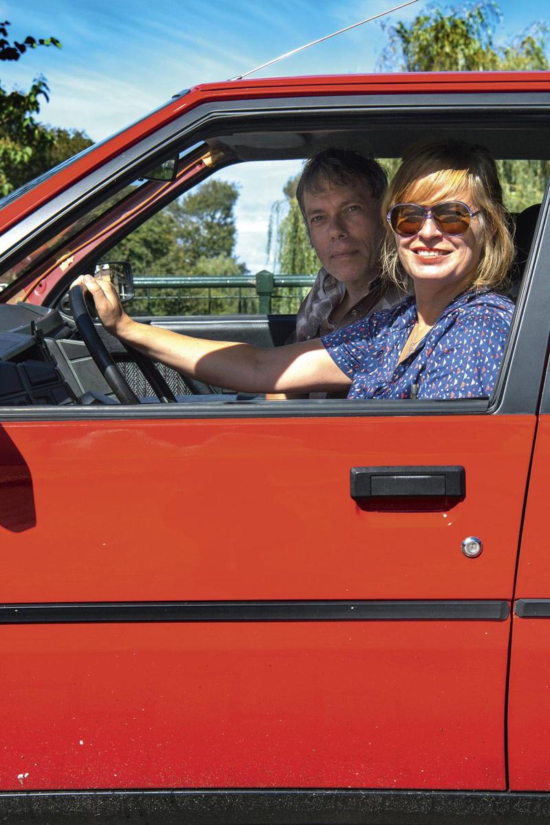 Sonja van Hamel, haar man Robert en hun rode Citroën BX. 'Altijd is er wel iemand die zijn duim omhoogsteekt.'