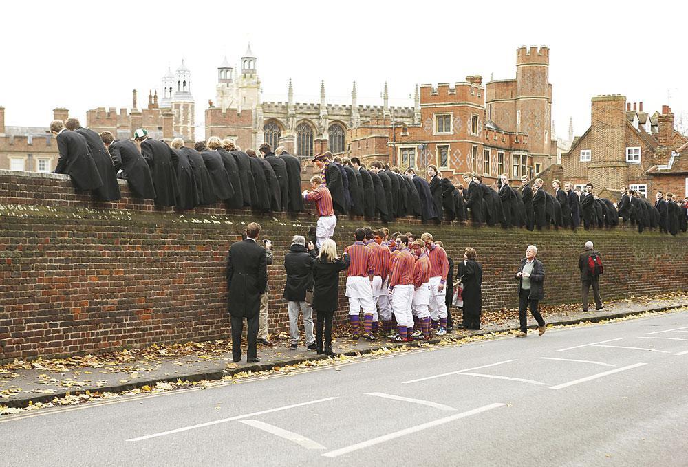 Gesloten wereld. Leerlingen van Eton, in rokkostuum, kijken naar The Wall Game, hun eigen variant op rugby.