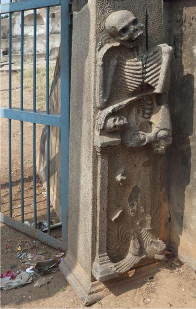 Een van de twee gebeeldhouwde skeletten in de toegangspoort van de VOC-begraafplaats in Pulicat.