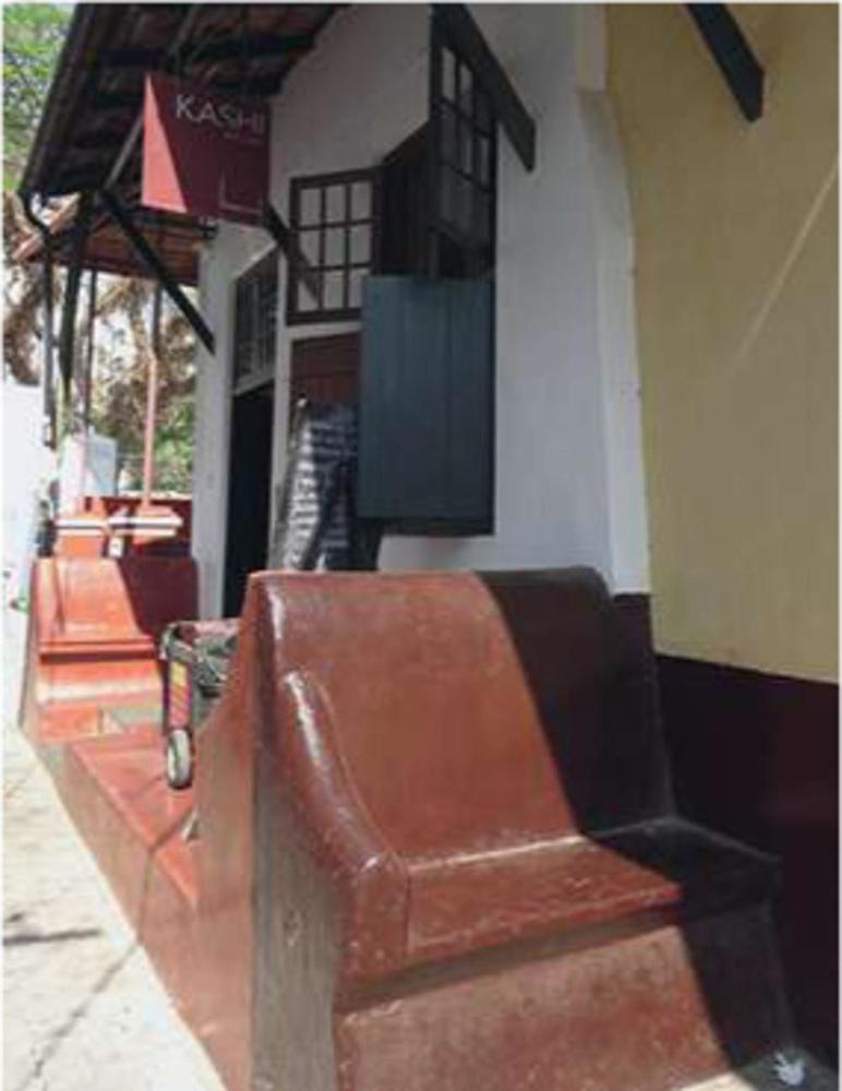 Zogenoemde 'kletsbankjes in de Burgher street in Kochi.