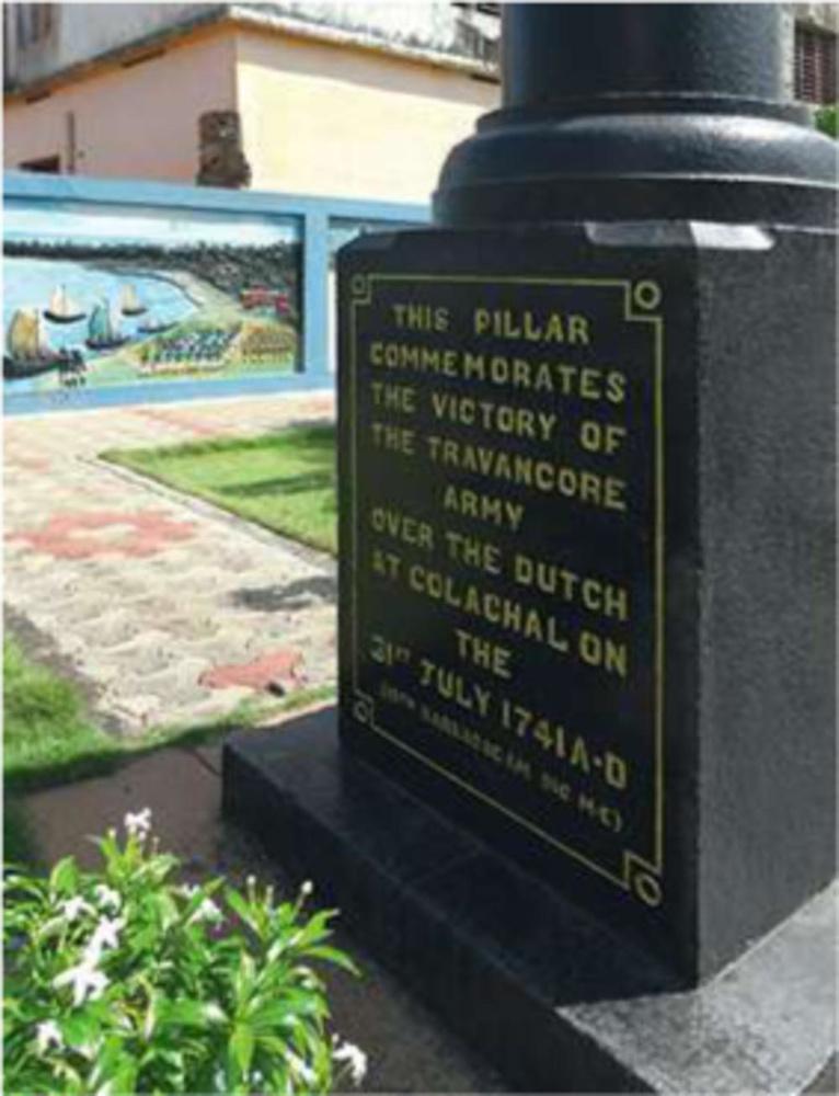 De gedenkzuil ter nagedachtenis van de Slag bij Colachel in diezelfde plaats (op de zuil foutief als Colachal gespeld).