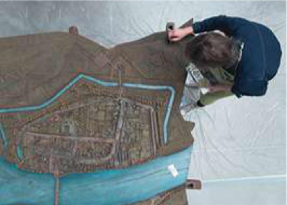 Van links naar rechts: Het retoucheren en details van de maquette van Maastricht (markt), Avesnes en detail kanonopstelling Oudenaarde. (Foto's PBA Lille, J.M. Dautel)
