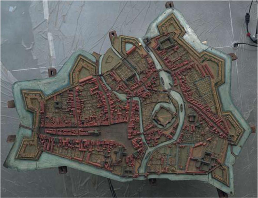 Bovenaanzicht op de maquette van Oudenaarde. De dubbele loop van de Schelde en de structuur van de bastions zijn duidelijk zichtbaar. (Foto PBA Lille, J.M. Dautel)