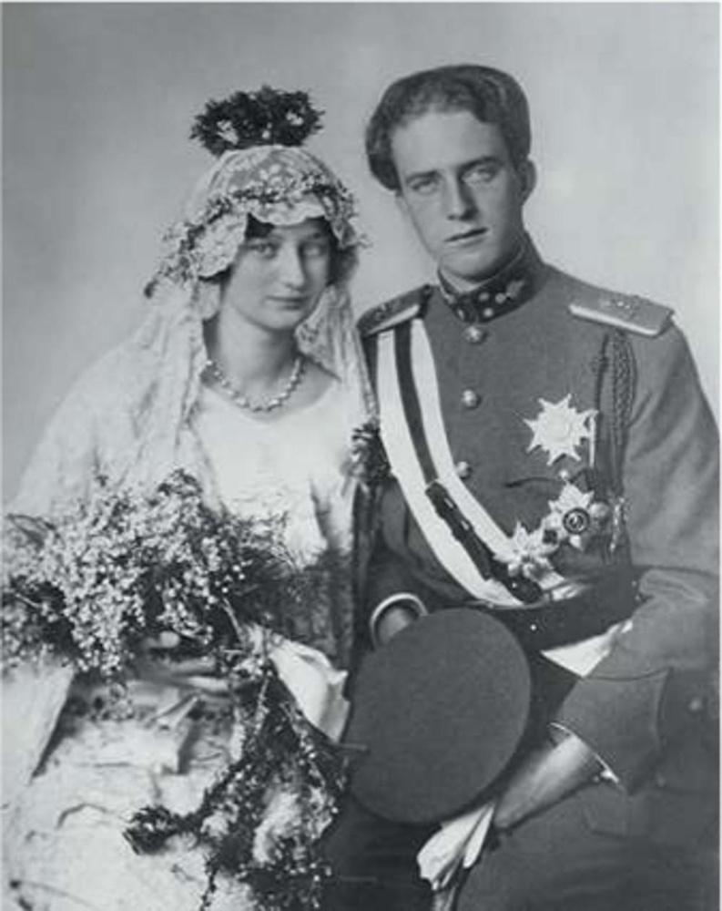 Huwelijksportret van kroonprins Leopold (III) en Astrid van Zweden, 'De Fee uit de Fjorden', 1926. Het boeket van Astrid bestond uit lelietjes van dalen, haar lievelingsbloem.