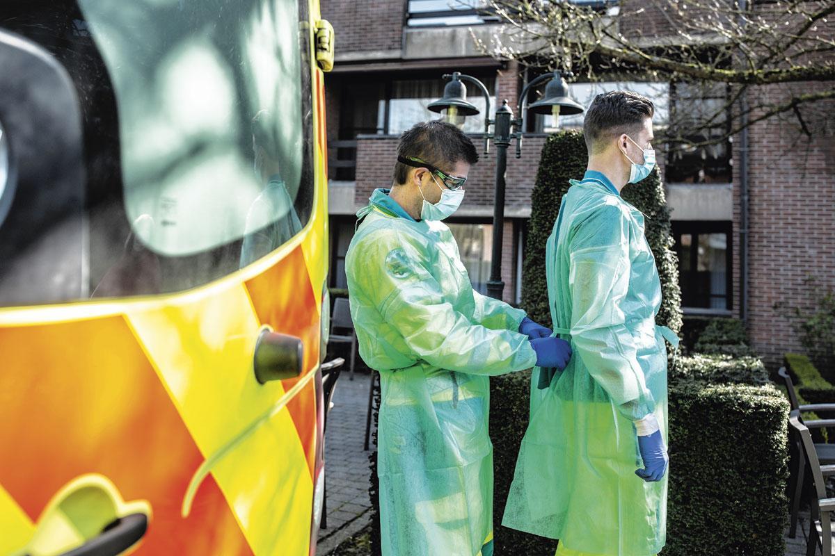 Mee met de Leuvense ambulance: 'Als we een patiënt ophalen, vragen we eerst of hij zich met zijn rug naar ons toekeert en een masker wil aandoen.'