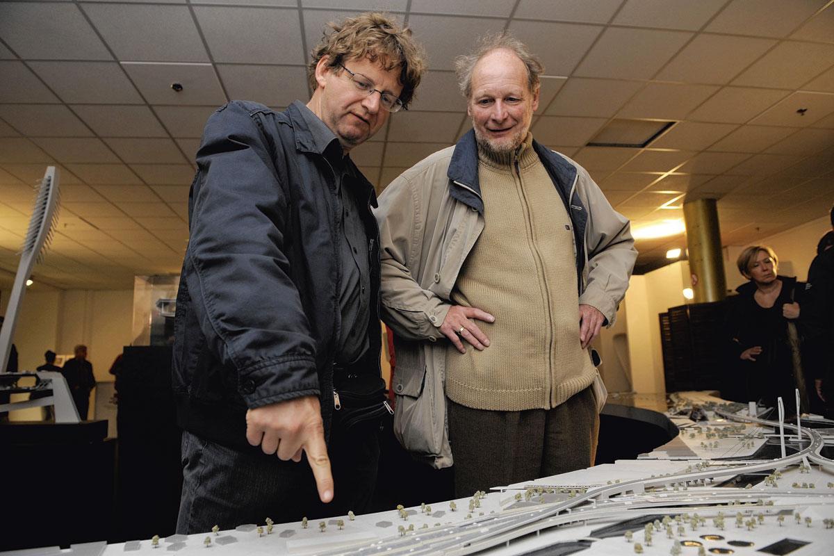 Oktober 2019: Van Duppen (links) bij een maquette van de Oosterweelverbinding, een project dat hij bestreed.