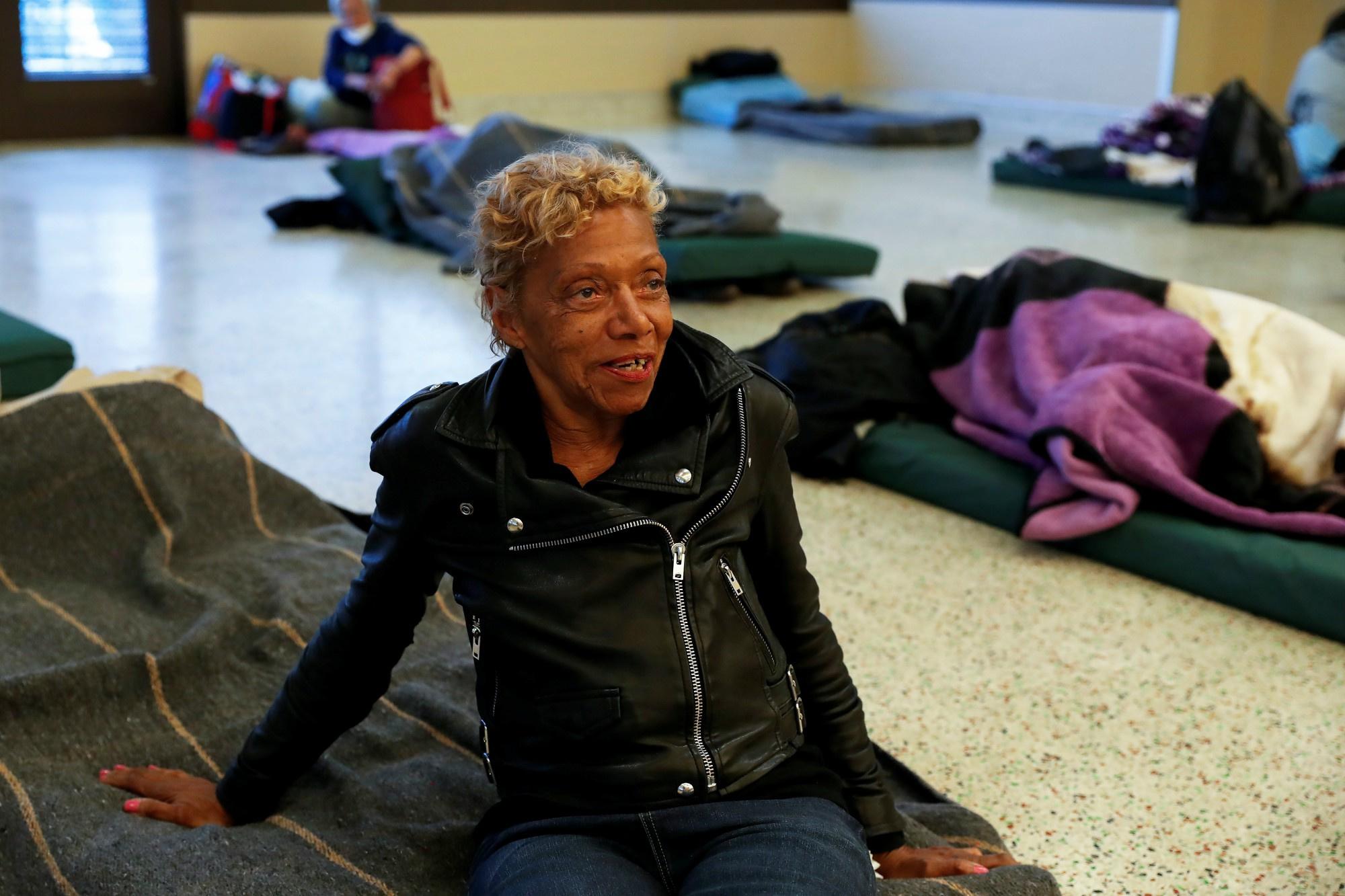 Ruth Cowan (71) is dakloos in San Francisco. Vanwege het coronavirus kan ze nu in een noodopvangcentrum slapen. De matrassen liggen op 1,5 meter afstand van elkaar. 25 maart 2020