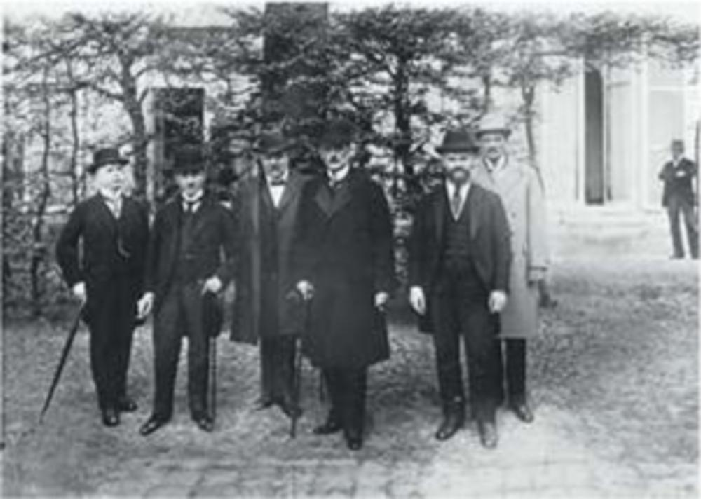 De Duitse delegatie bij hotel Trianon voor de eerste besprekingen met de geallieerden, 7 mei 1919. V.l.n.r.: Robert Leinert, dr. Carl Melchior, Johannes Giesberts, Ulrich graaf von Brockdorff- Rantzau, Otto Landsberg en prof.dr. Walther Schücking.