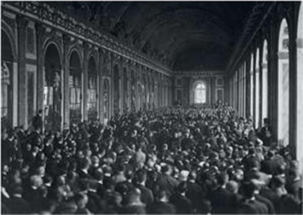 Buiten het paleis van Versailles, de dag van de ondertekening, 28 juni 1919.