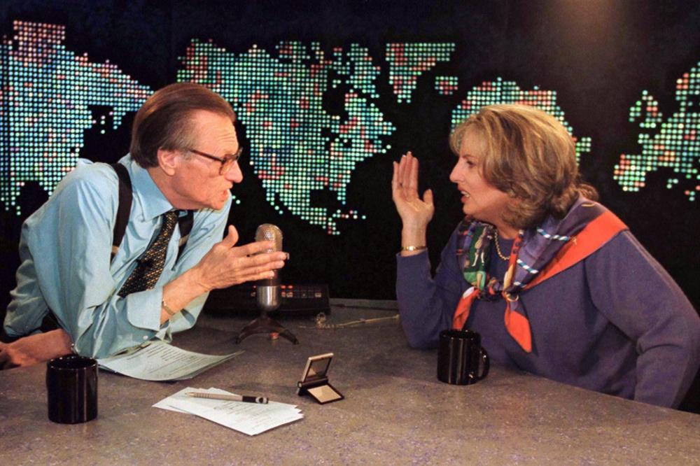 Linda Tripp in 1999 geïnterviewd door Larry King voor CNN
