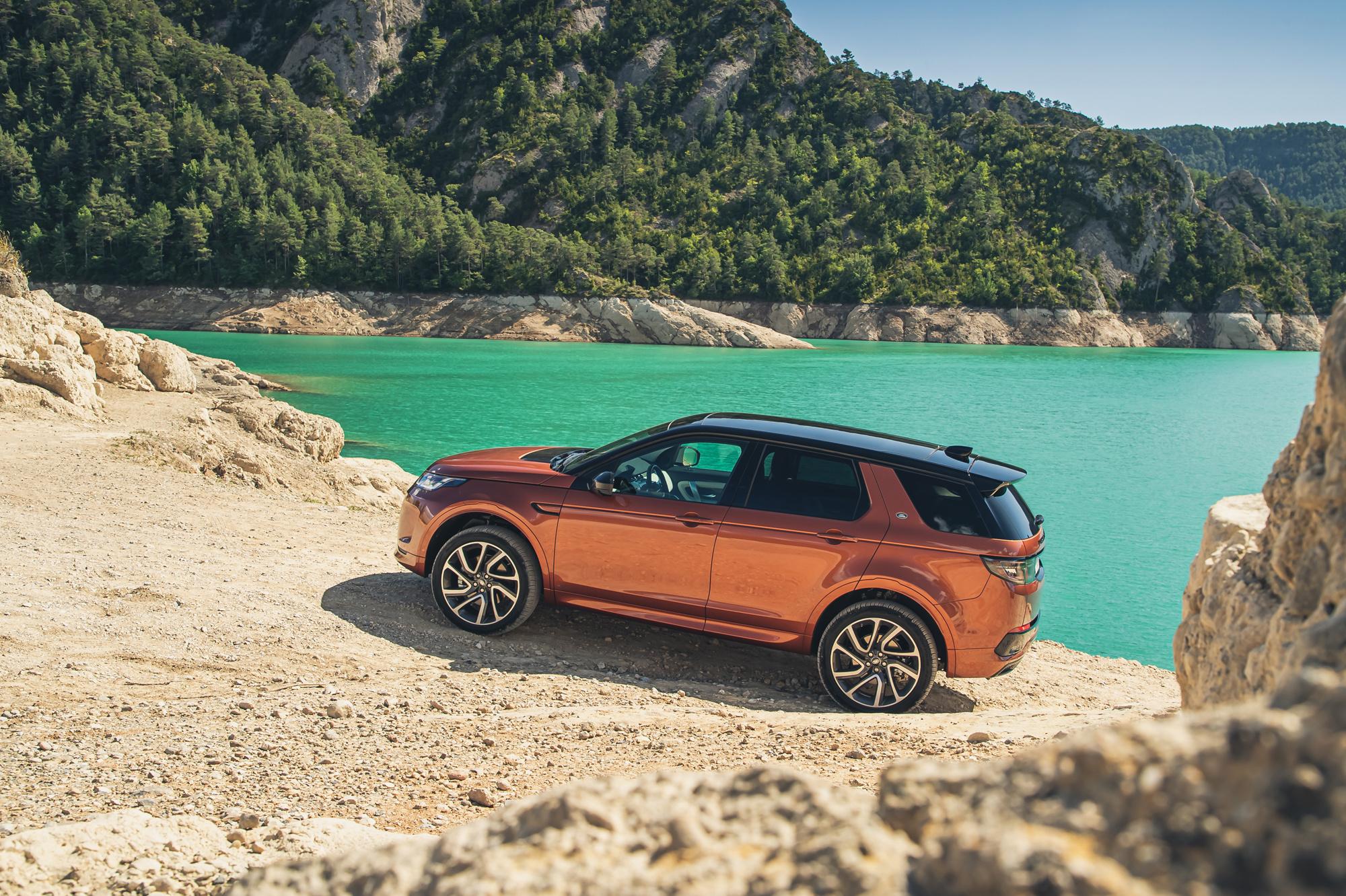 Land Rover Discovery Sport oogt stoer en cool.