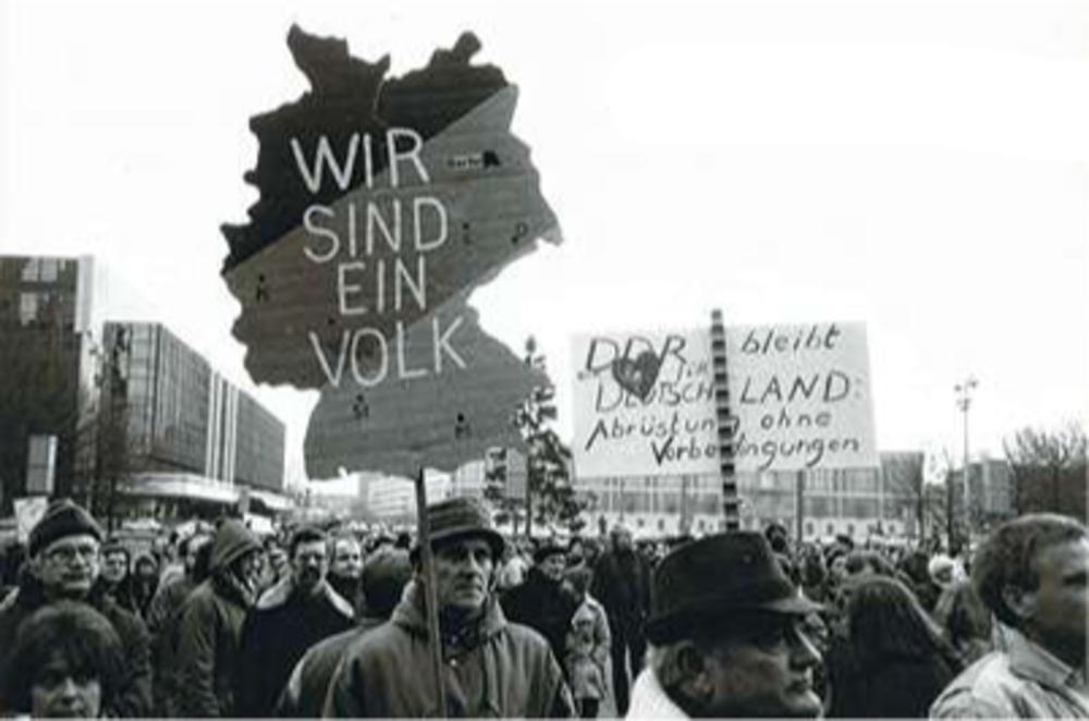 Demonstratie na de val van de Berlijnse muur. De slogan 'Wir sind das volk' werd vervangen door 'Wir sind ein volk'. - Deutsches Historisches Museum