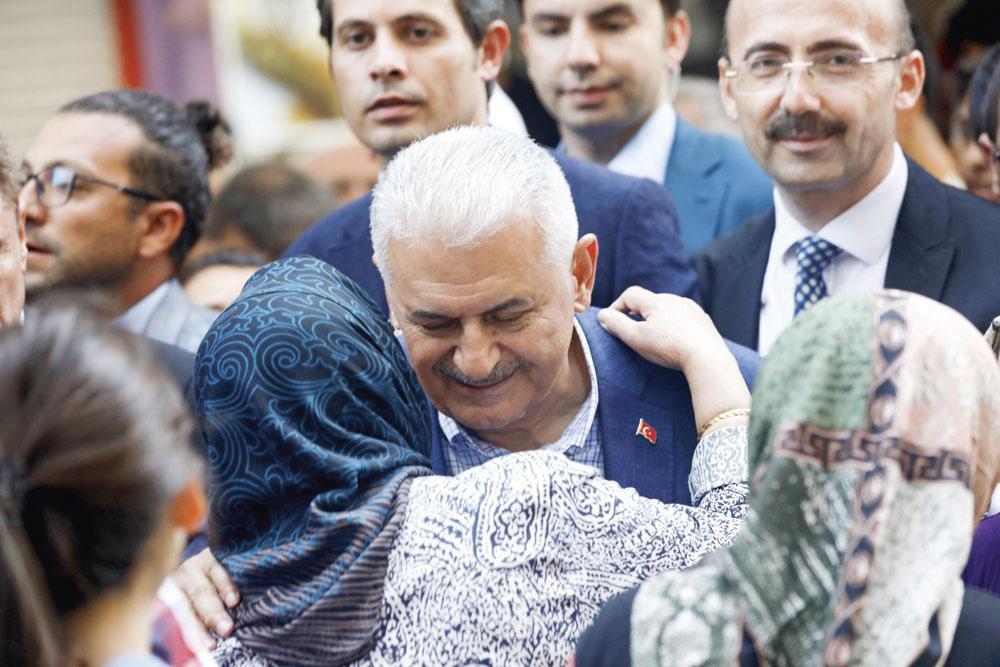 Binali Yildirim van de regeringspartij AKP en uitdager van Imamoglu bezoekt een lokale markt in Istanbul.