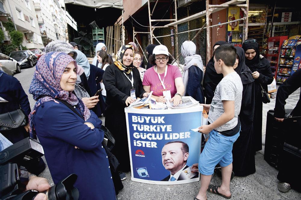 De vrouwen in deze conservatieve volkswijk steunen Yildirim 'omdat hij een echte man is'.