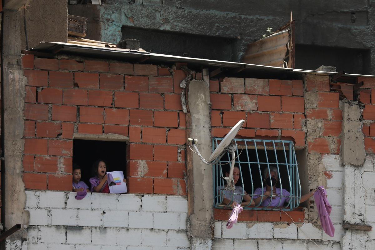 Bewoners van de Antimano-sloppenwijk in de Venezolaanse hoofdstad Caracas, 8 april 2020