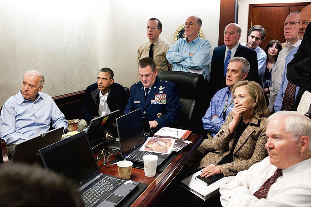 Liveverslag van de liquidatie van Osama bin Laden in 2011. Mike Mullen staat achter president Obama: 'In zekere zin was het another day at the office.'