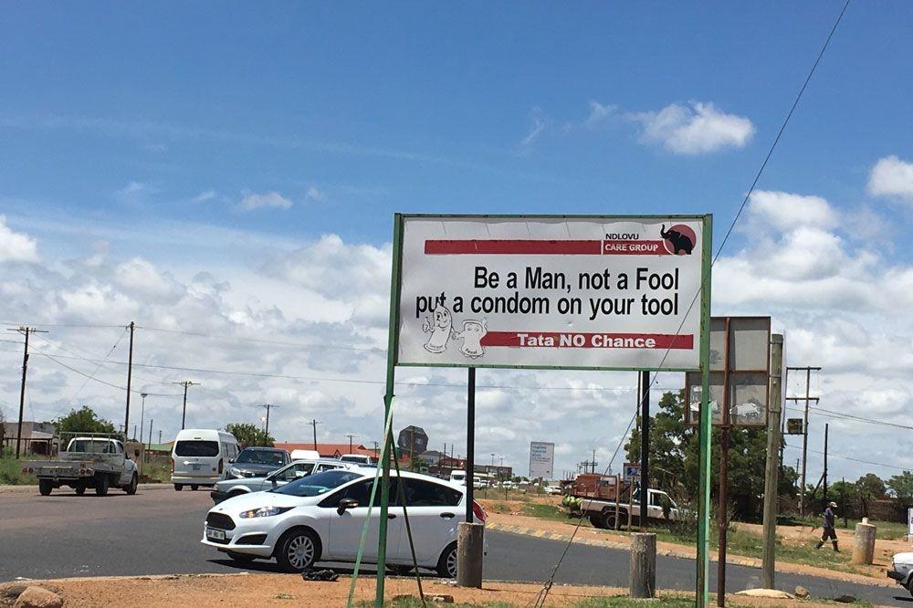 Een billboard in Moutse, Zuid-Afrika