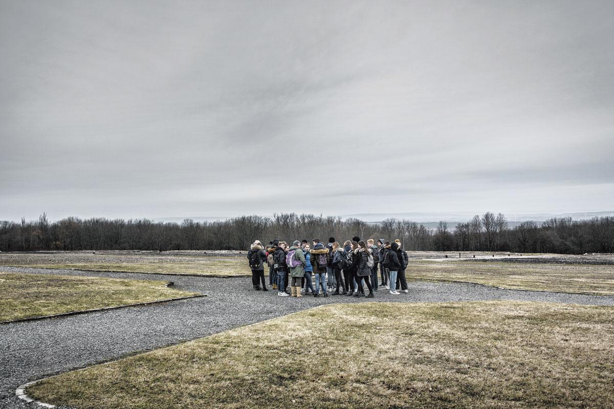 Leerlingen bezoeken de site van Buchenwald.