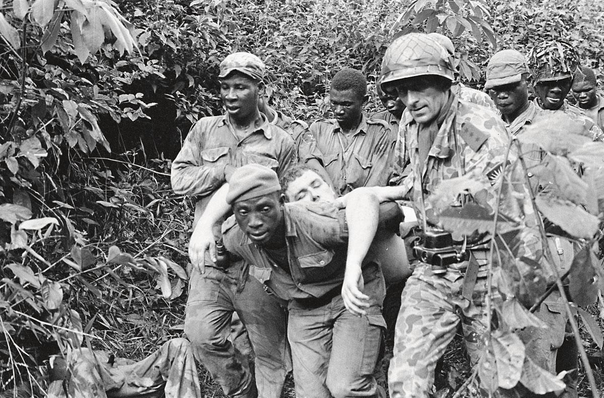 De gesneuvelde Goossens wordt weggedragen tijdens Operatie Hiroshima in Nigeria.