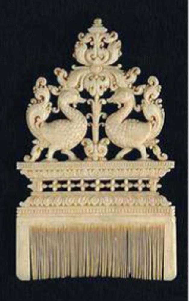 Een luxe kam van ivoor, van Ceylonees of Indiaas ivoor.