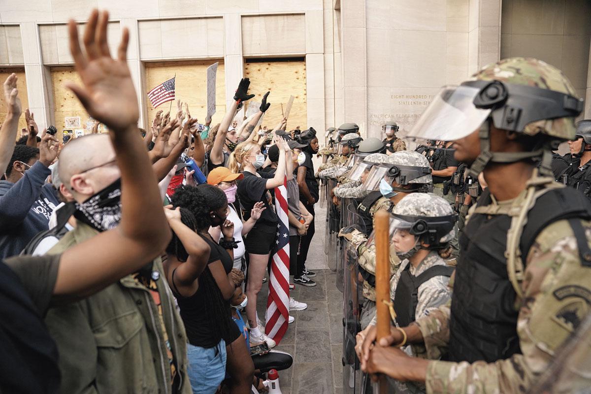 WASHINGTON D.C., 3 JUNI Demonstranten staan oog in oog met de ordediensten.