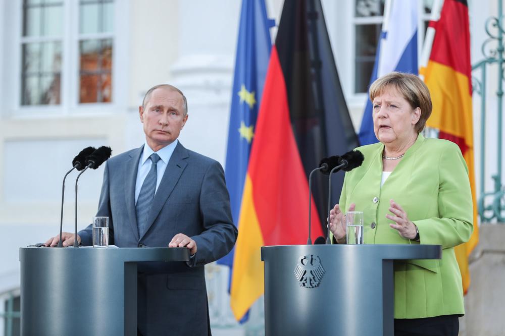 Vladimir Poetin en Angela Merkel op een ontmoeting in 2018 in Meseberg.