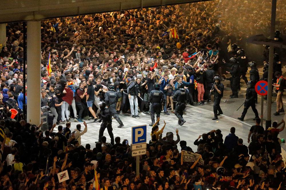 Rellen in Barcelona na de veroordeling van negen Catalaanse leiders. 