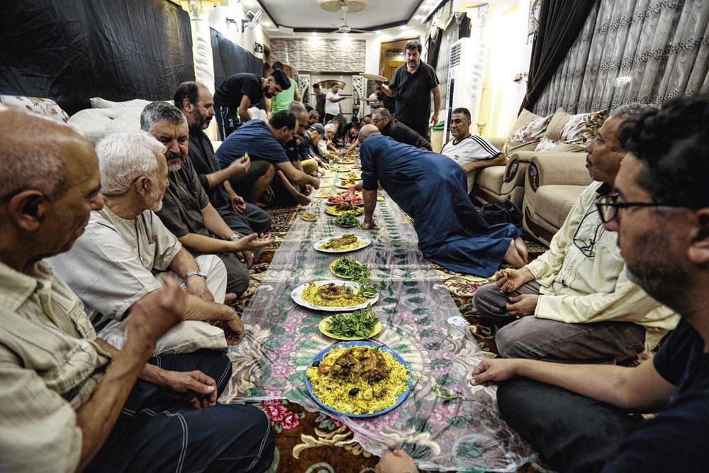 De groep Belgische moslims is uitgenodigd bij een gastheer in Bagdad. Na de klaagzang is het tijd voor een diner.